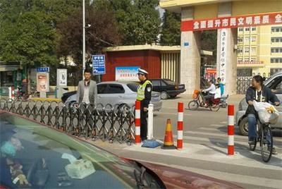 淮陰公安分局創(chuàng)新設(shè)置“可變護(hù)欄”，精準(zhǔn)破解校園門前交通頑疾